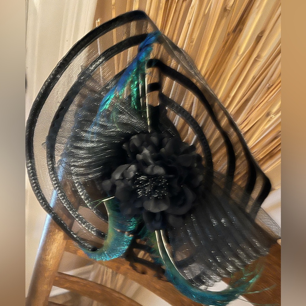 Black mesh and feather fascinator headpiece Like New